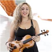 Titulada en la carrera profesional de música, especialización de viola, en el Conservatorio de Cartagena.
